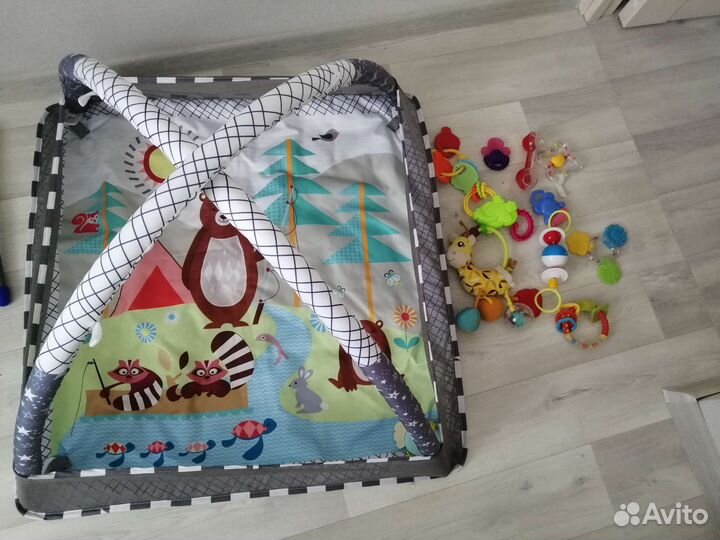 Развивающий коврик и погремушки