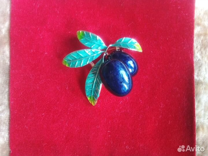 Брошь. Сливы 4,5 см. Х 4 см