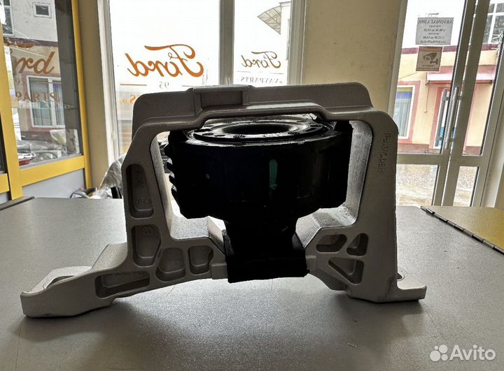 Опора двигателя правая 1811940