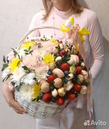 Букет их орехов, конфет, фруктов, колбас и т.д