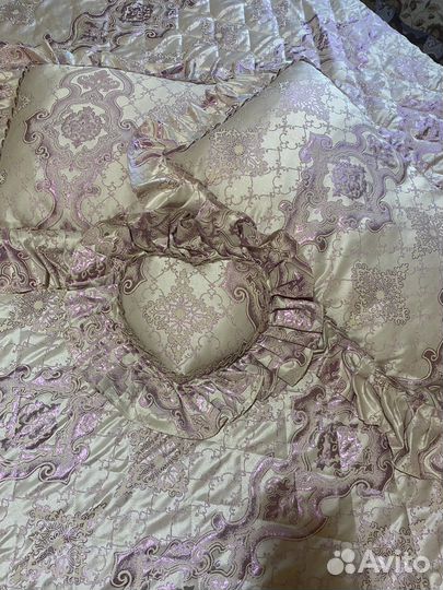 Покрывало с подушками