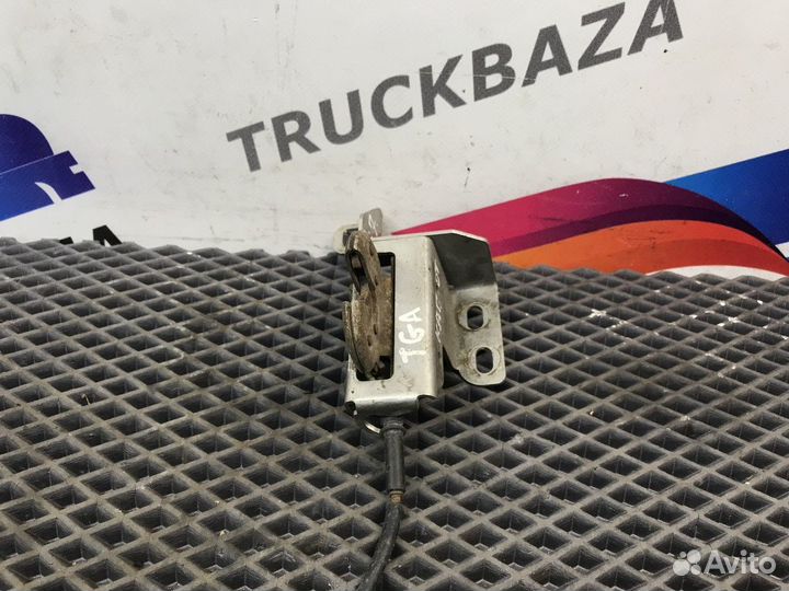 Замок капота