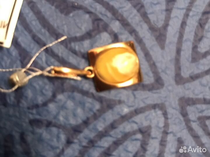 Золотой кулон с янтарем