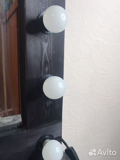 Гримерное зеркало с лампочками