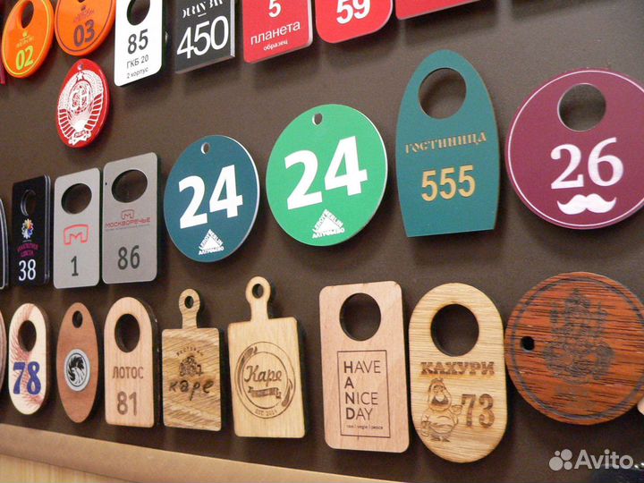 Таблички, стенды, номерки, наклейки на автомобиль