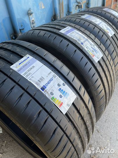 Michelin Pilot Sport 4 S 245/35 R20 и 275/30 R20