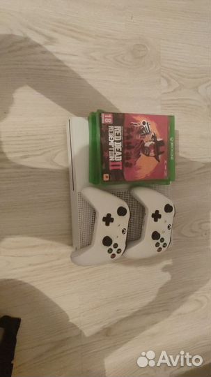 Xbox one s 1tb с играми два джойстика