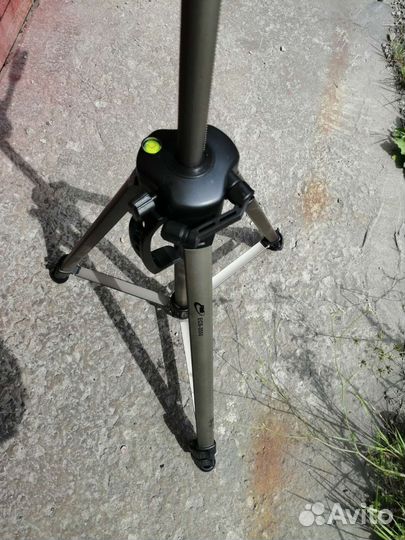 Штатив для фото-и видеокамер напольный