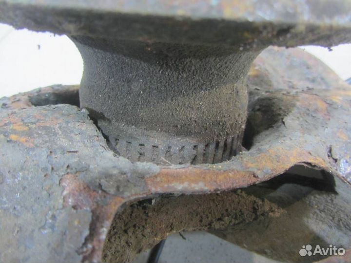 Кулак передний правый