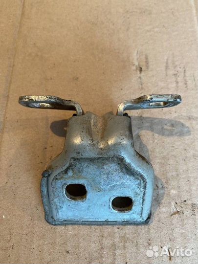 Петля двери задняя правая нижняя Renault Logan