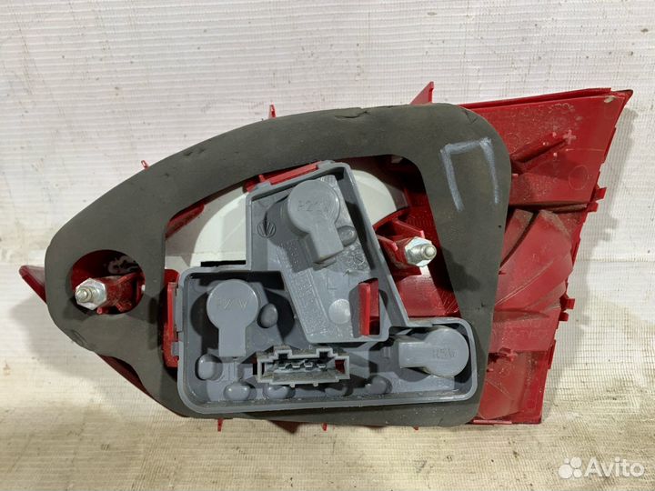 Фонарь задний левый внутренний Volkswagen Jetta VI