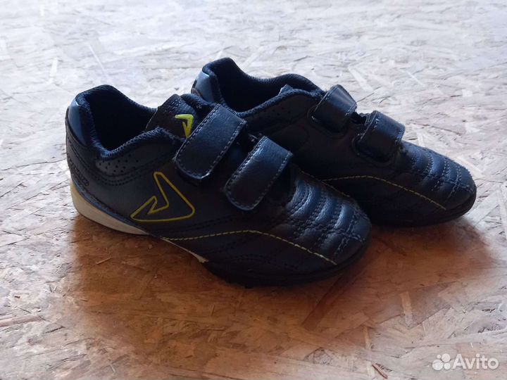 Детские футбольные бутсы