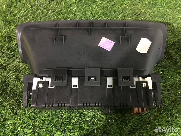 Дисплей Peugeot 308