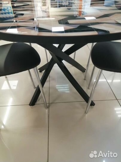 Стол и стулья