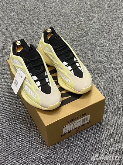 Кроссовки adidas yeezy boost 700 v3