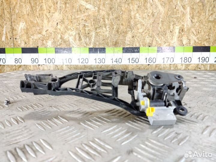 Кронштейн ручки передней левой Opel Astra H