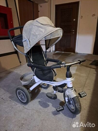 Трехколесный велосипед с ручкой