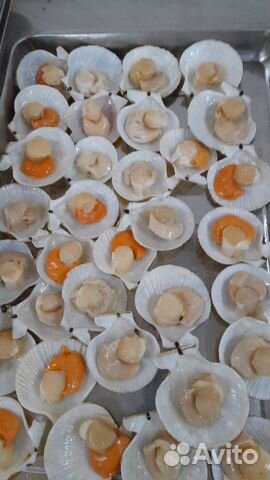 Икорный морской гребешок на полустворке