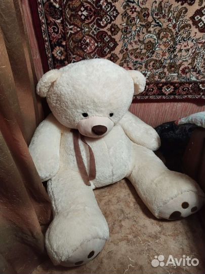 Большой плюшевый медведь