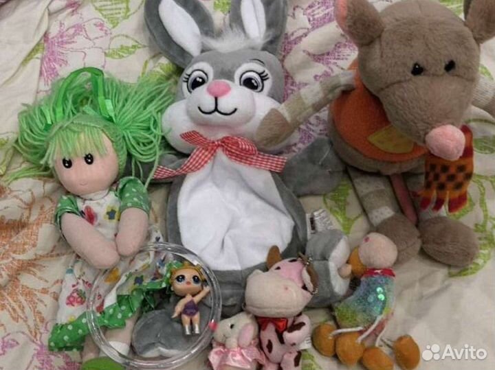 Мягкие игрушки и заяц копилка