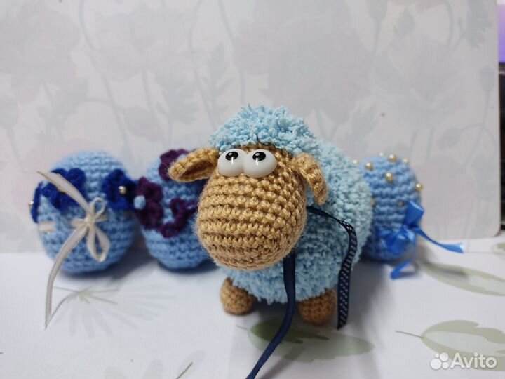 Пасхальная вязаная овечка и пасхальные яйца