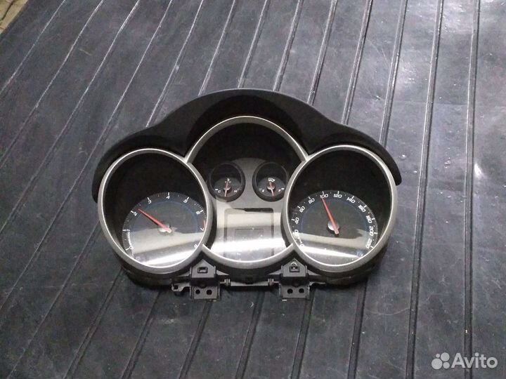 Щиток приборов Chevrolet Cruze 1.6 f16d3