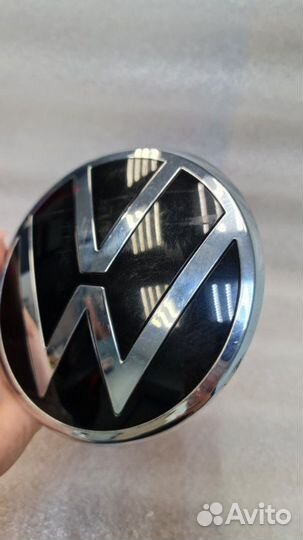 Эмблема в решетку радиатора Volkswagen Polo 6 NF