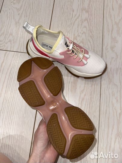 Кроссовки женские