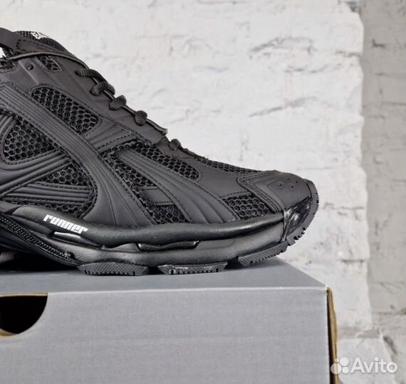 Bаlеnciaga runner black нa pуках