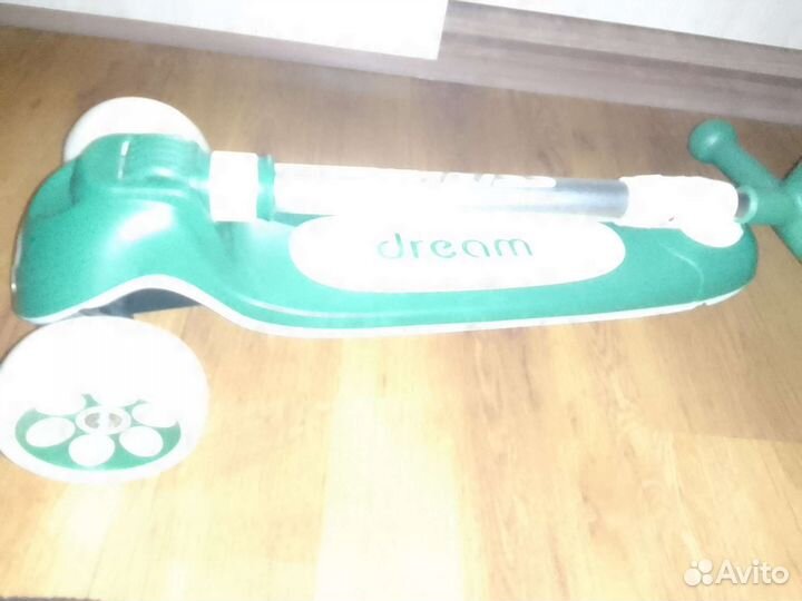 Самокат детский трехколесный новый с фонариком