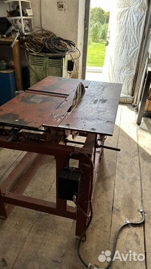 Циркулярный станок по дереву с пильным диском