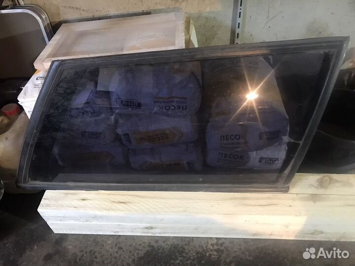 Стекло багажника правое б3