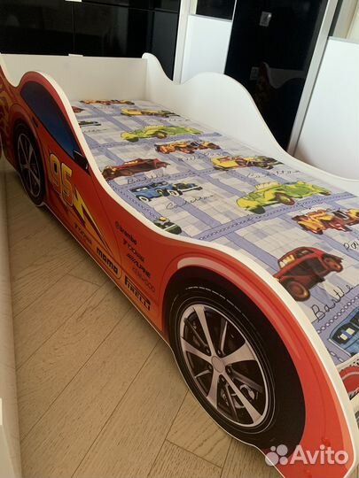 Детская кровать машина