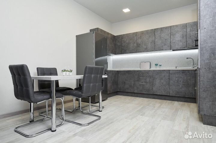 Угловая кухня под потолок на заказ