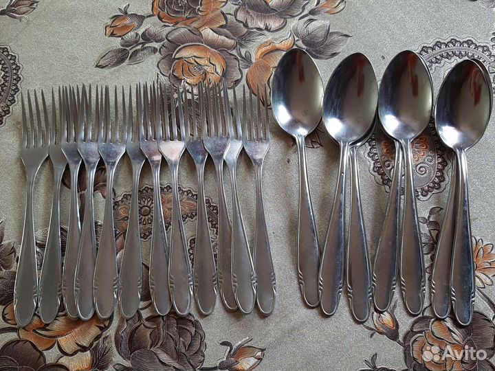 Набор столовых приборов ложки. Вилки. Ножы