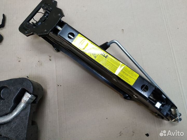 Набор инструментов (аварийный) VW Touareg II (NF)