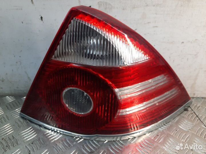Фонарь задний правый Ford Mondeo хэтчбэк 5 дв. 2.0