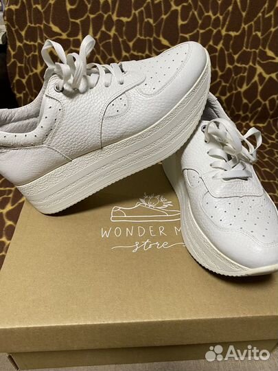 Кроссовки женские