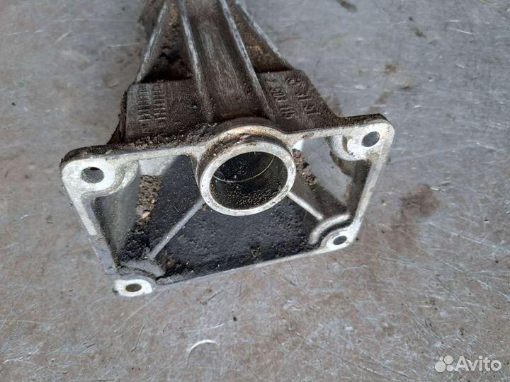 Кронштейн двигателя на BMW E53