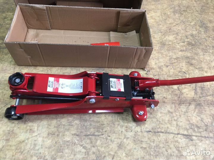 Домкрат подкатной AVS