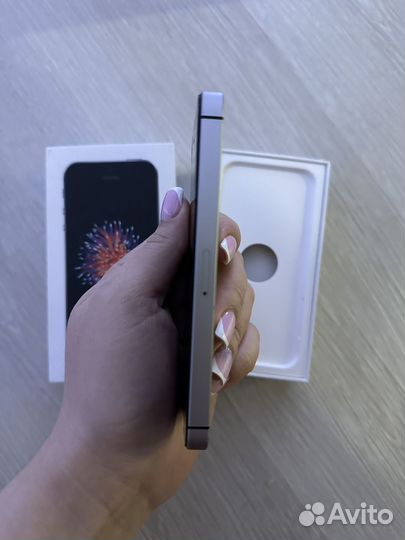iPhone SE, 32 ГБ