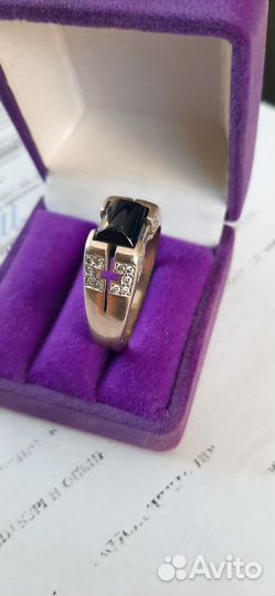 Кольцо с бриллиантом