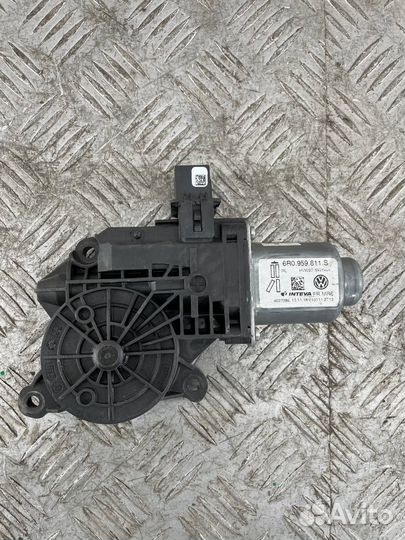 Мотор стеклоподъемника левый задний Фольксваген По