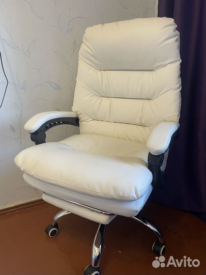 Компьютерное кресло белое