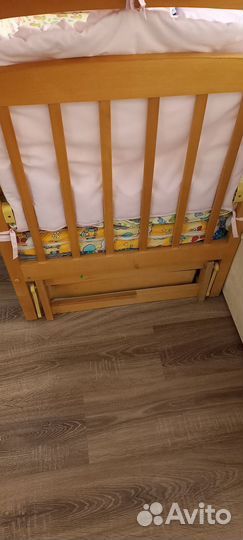 Детская кроватка с маятником и ящиком