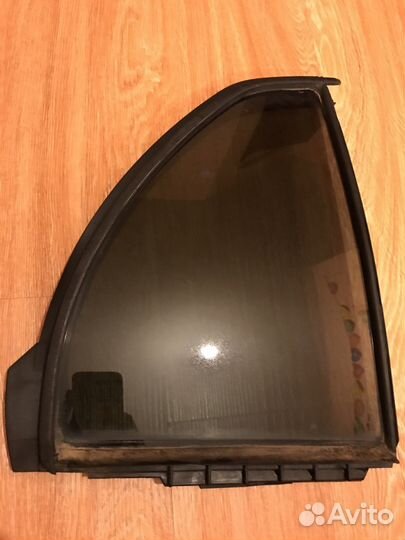Стекло задней правой форточки-уголка Toyota Vitz