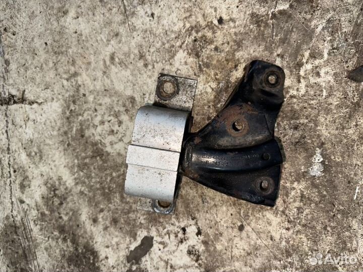 Подушка двигателя правая Renault Logan LS0 K7J710