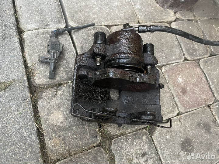 Суппорт передний WV Passat B6