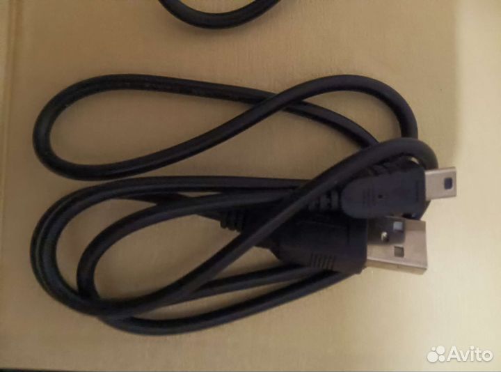 Зарядное устройство, usb- кабель, наушники к книге