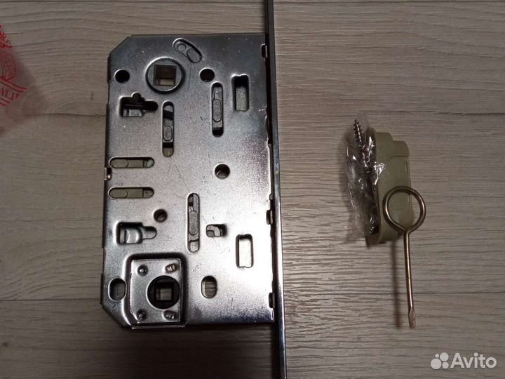 Замок дверной